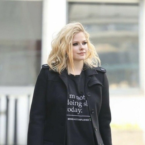 I Fell In Love With the... - Avril Lavigne (Live At James Corden)