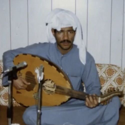 أقبلَت تبكي حزينه