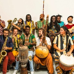 Höröyá: Música e dança se misturam na cultura africana. Como vocês aproximam isso na banda?