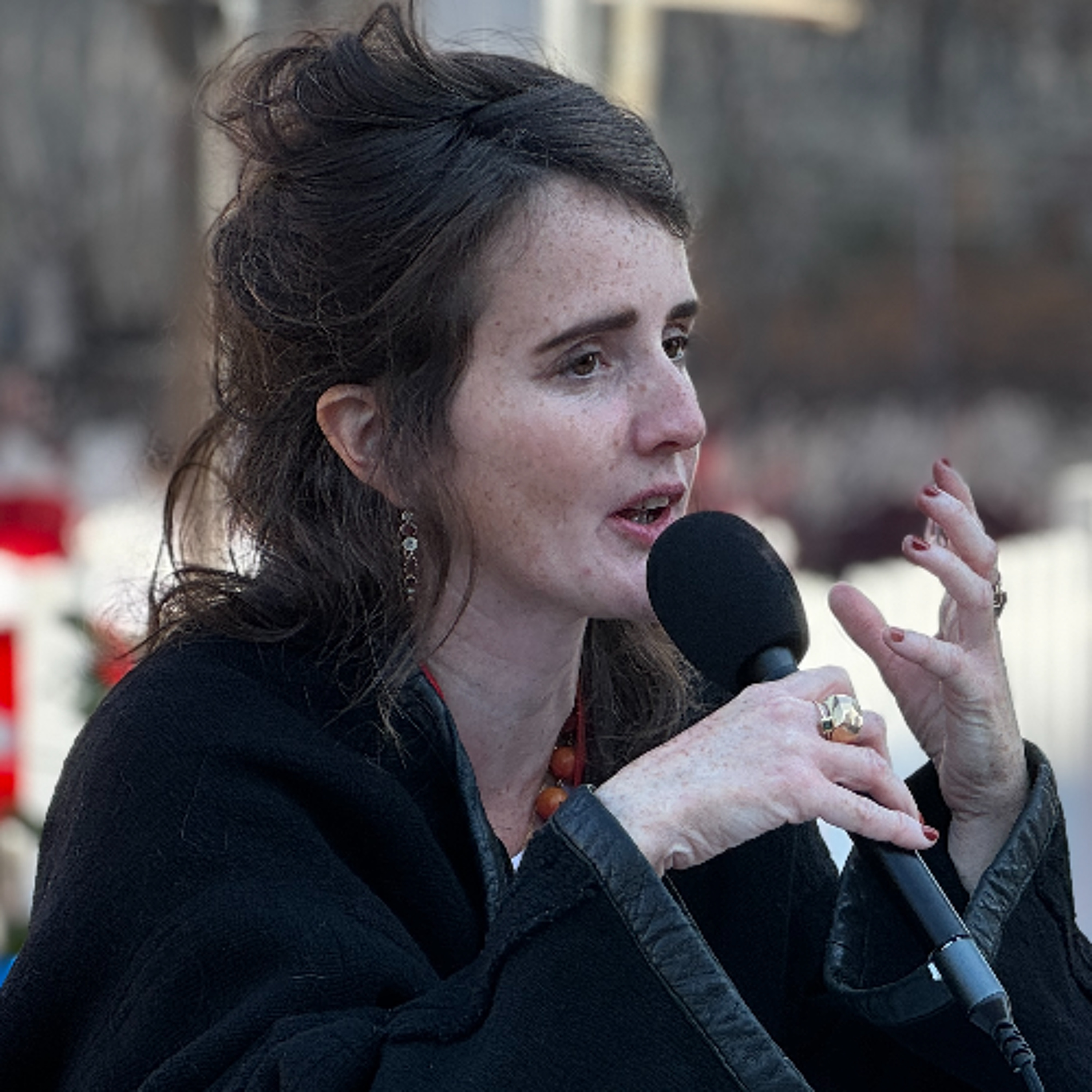Avril Benard, la guerre, la perte et l'humanité episode artwork