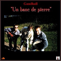 Un banc de pierre