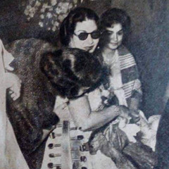 مَجْرُوح وضامِم جَنَاحه عَلَى الْجِرَاح اللي فِيه