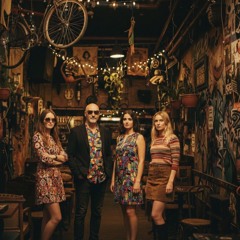 Тихо світить місяць