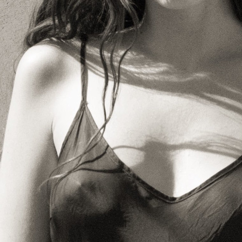 شافتني وصارت تضحكلي