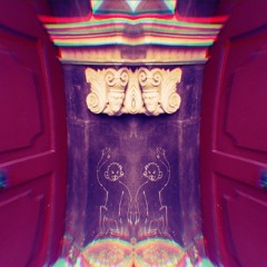 Rote Pforte der schamanischen TanzaffenTwins