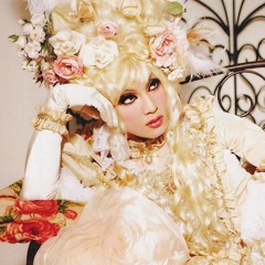 With Kaya (Femme fatale, Schwarz Stein)