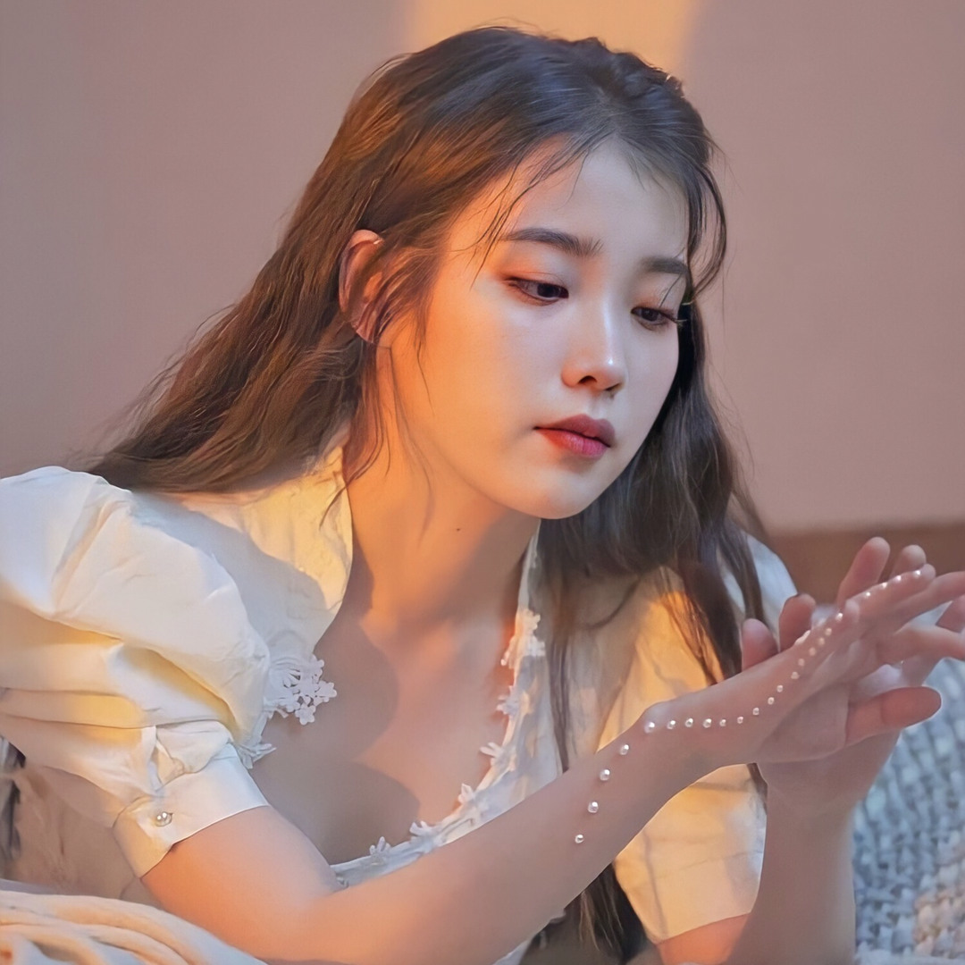 Stream IU - eight (feat. SUGA) by sfqwek | Listen online for
