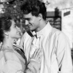 ‎⁨في عينيكِ بتوه وأسرح ..⁩