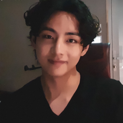 Taehyung Singing Run BTS on his vlive 220613