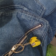 수 많은 사람들의 사이 내 옷이 가장 빛나