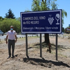Carlos Banacloy-Comenzó a instalarse la cartelería que señalará las bodegas de los Caminos del Vino