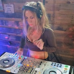 7.7.Deuce Ent Presents - Gruvgirl - Bassgiving 3 Mix