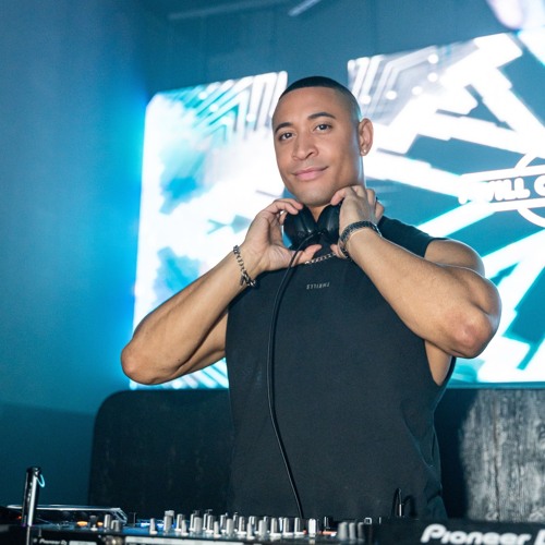 Opening for Devault at Q Nightclub