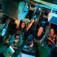 HI Wild Corner Holly Hutch B2B Molly D