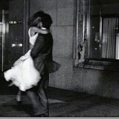 ما التلة ما القمر ما النشوة ما السهر ؟ إن عدتي الى القلق هائمة في الأفق