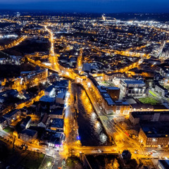 A Limerick, les vitrines comercials il·luminaran el vespre