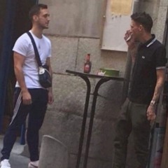 fumando un doble C en el backstage