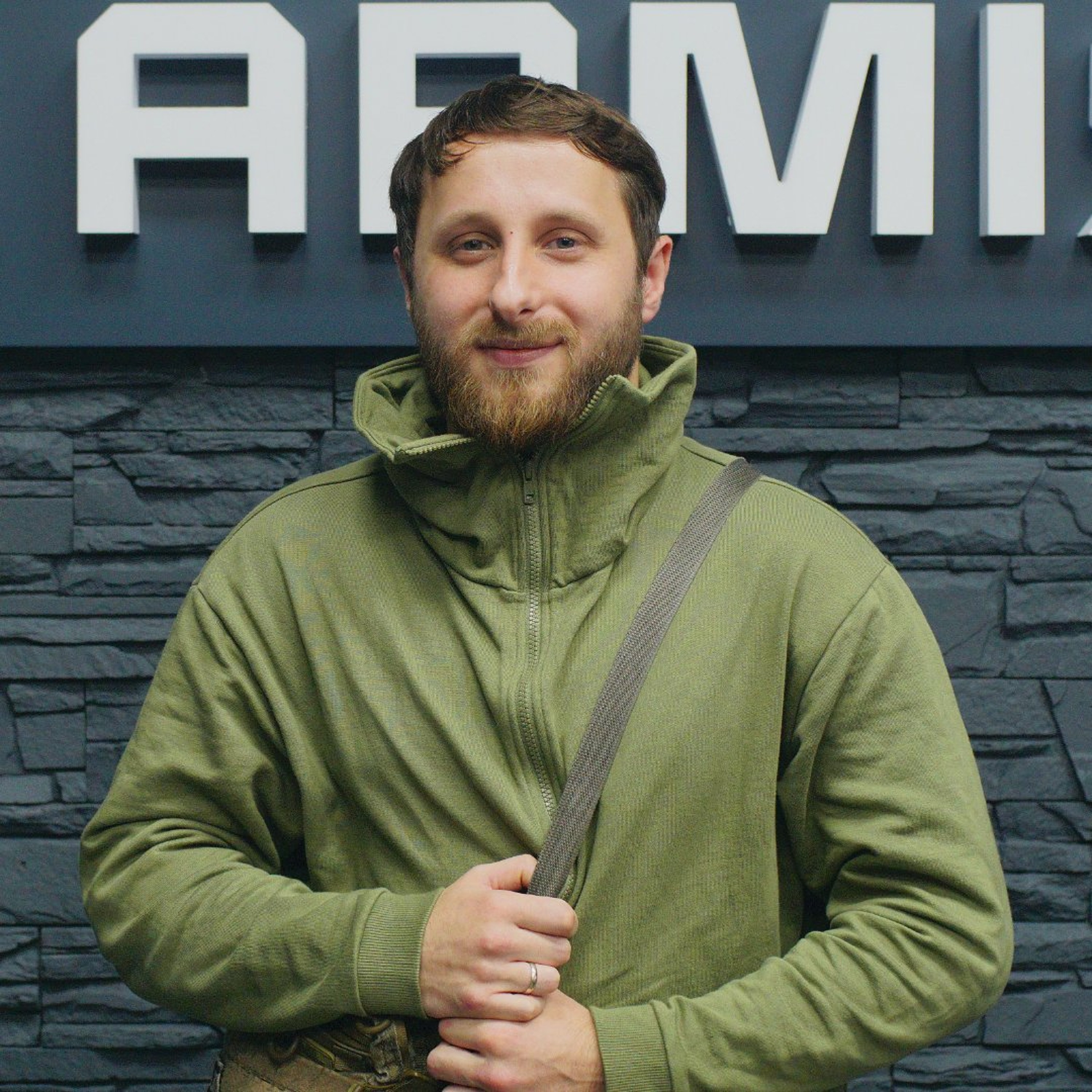 Нищить ворога з важких бомберів і пише хіп-хоп про війну: історія військового Ад’юнкта episode artwork