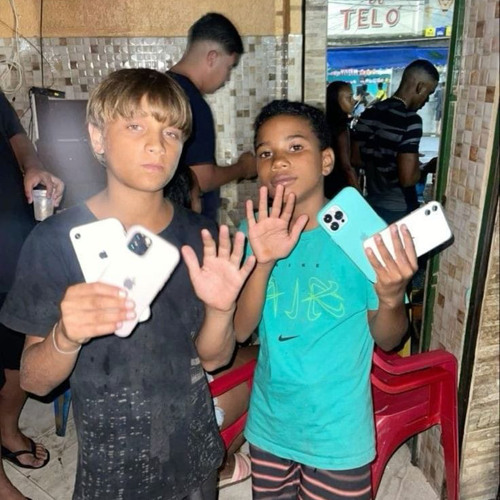 ENQUANTO O MENOR EMBRAZA X  E A TROPA DA AMSTERDÃ