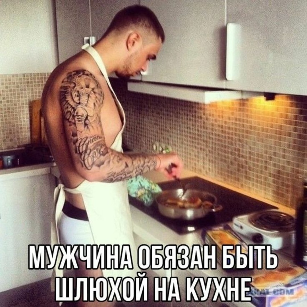 Девушка готовит на кухне в одном фартуке