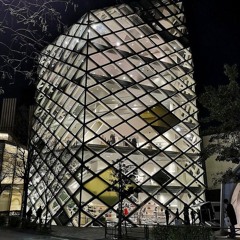 Prada: MINAMI A0YAMA FASHI0N B0UtiQUE