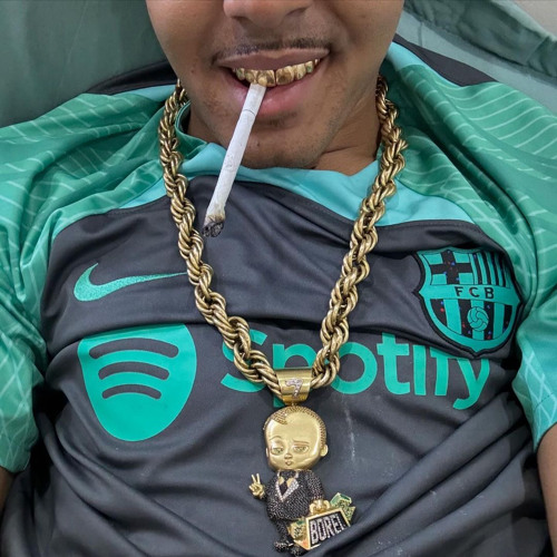 socando com força