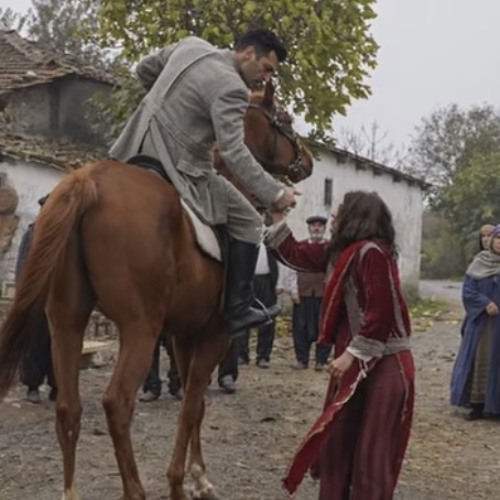 Efnan - Bahçede Yeşil Çınar  مسلسل-عزيز