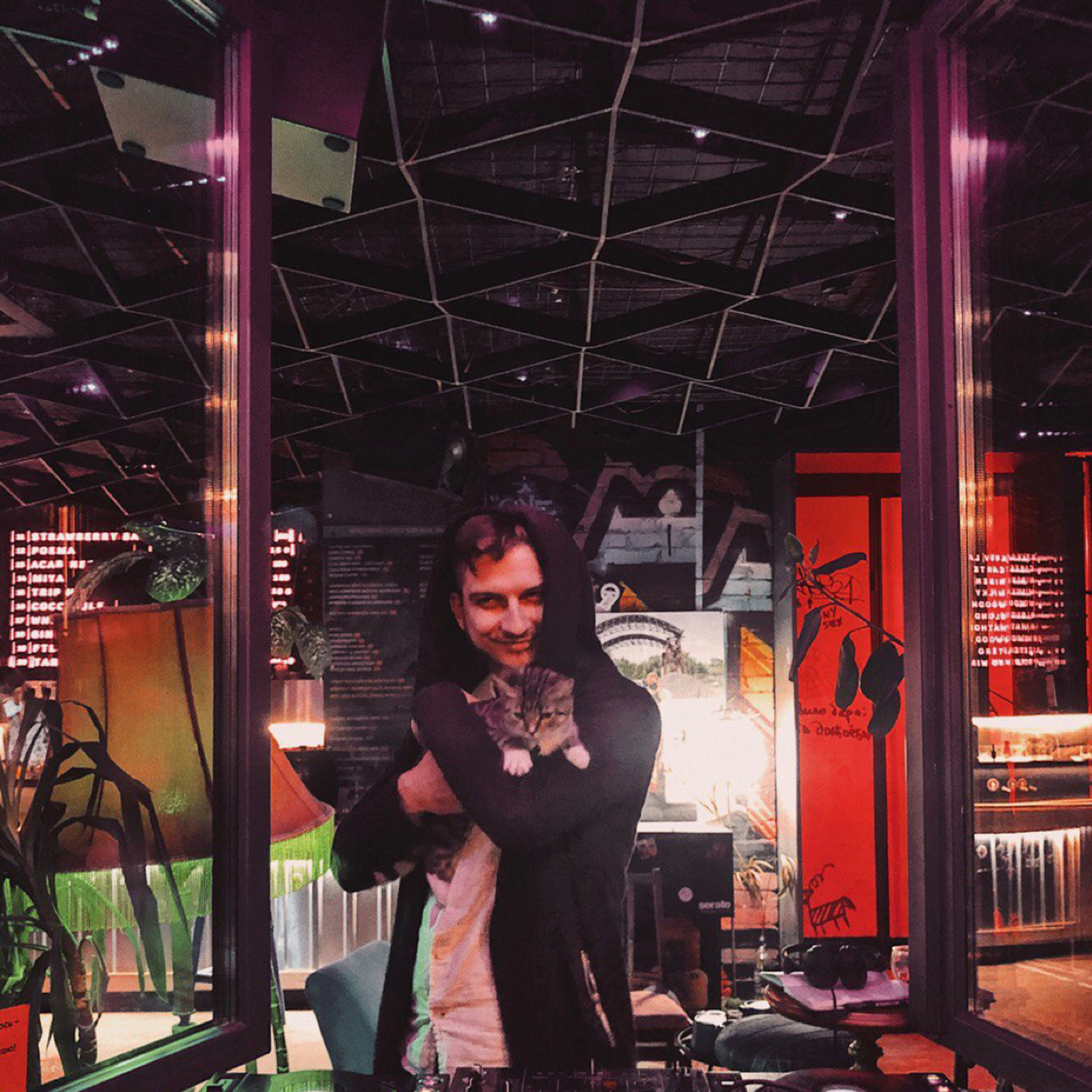 HVLV Bar feat. Hangout