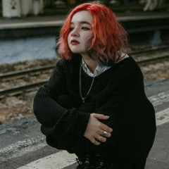 мелкая с гитарой