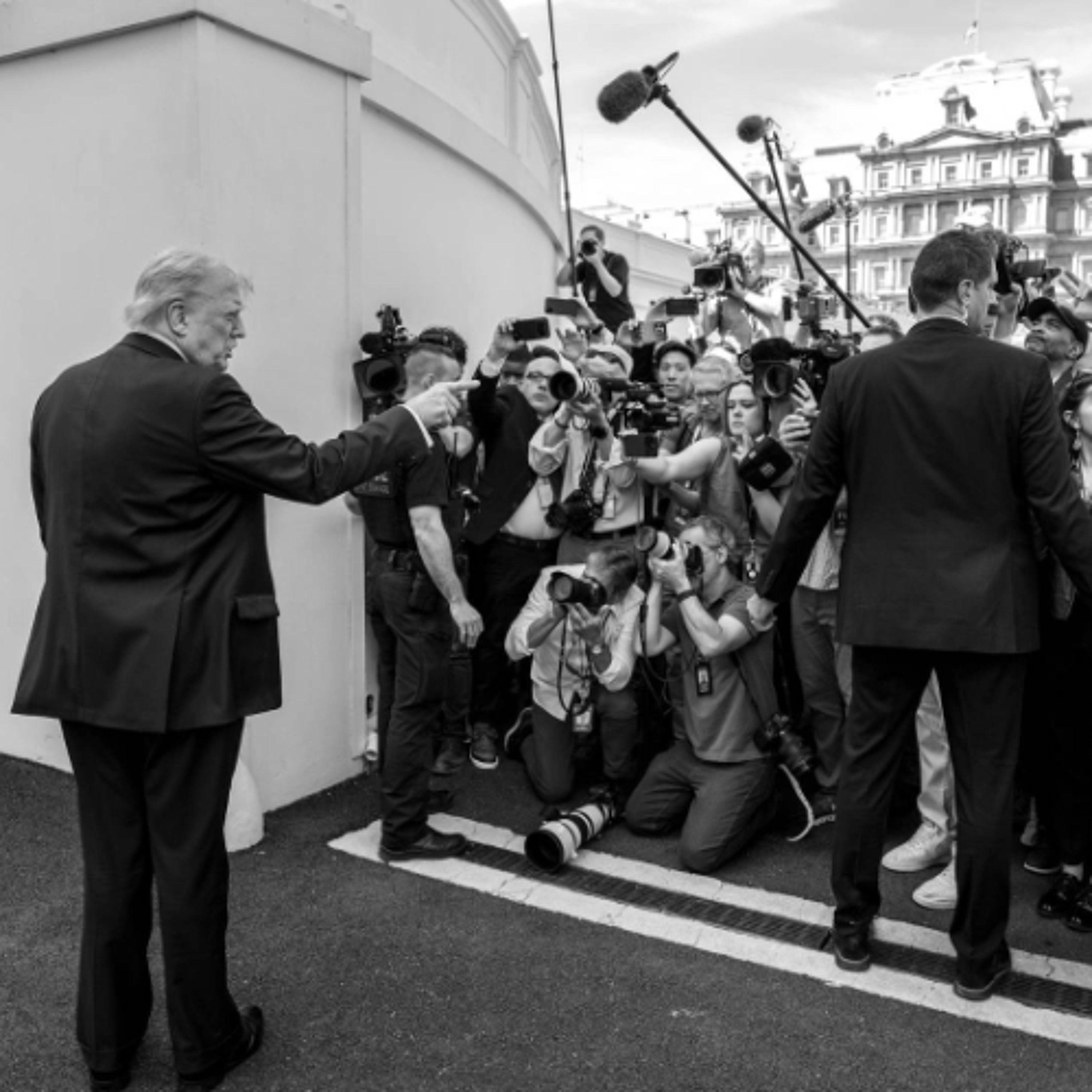 Trump intensifica su guerra contra la prensa episode artwork