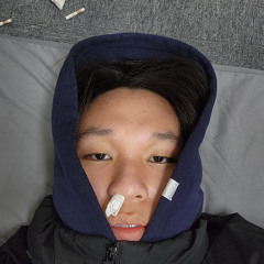 다 마신 탄산수 병을 현금 대신 쌓아놔
