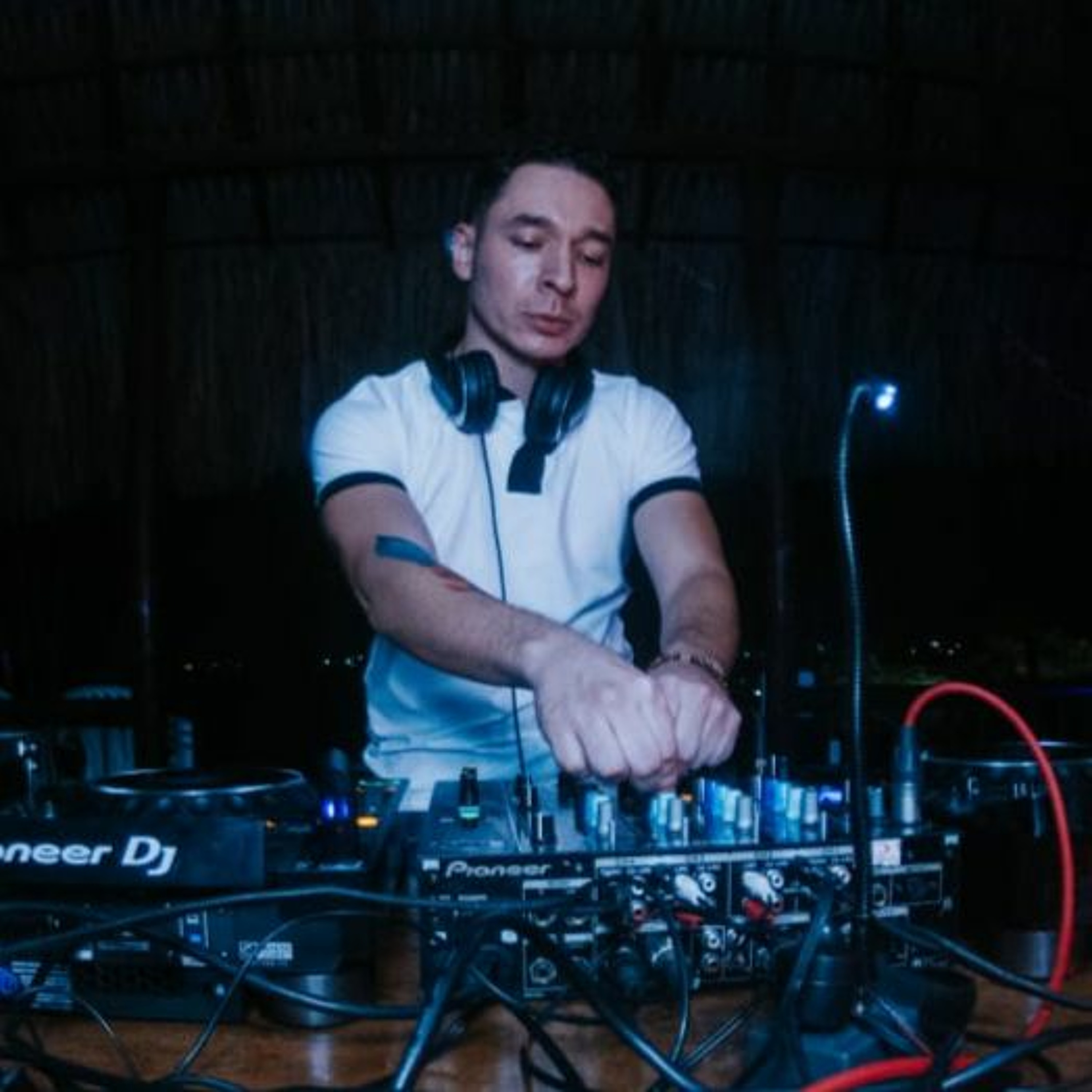 Podcast 477 BeeLiveWorld by DJ Bee 01.04.22 Side B Deeper DJ Guest Mix episode artwork