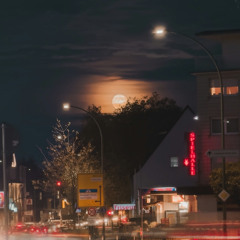 沈みかけの月、傾いた街路灯 The Fading Moon and the Slanted Light