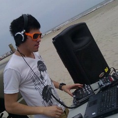 Dj FlaKo mixing live