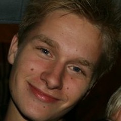 Bennie bezig met muziek