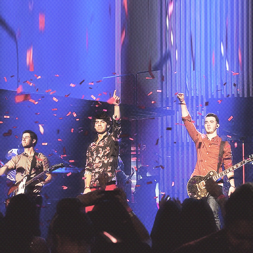 Jonas Brothers - A Little Bit Longer Live at Radio city