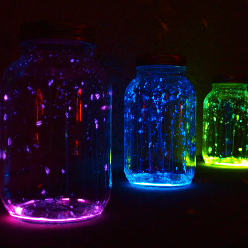 кристаллы люминофора. светящиеся неоновые баночки. красивые баночки. светящаяся банка. светящаяся банка.