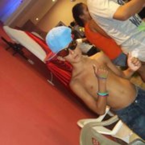 Mc daleste quem é essa menina de vermelho