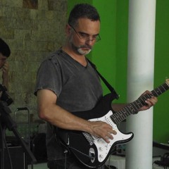 Gilson acompanhado Creed - Inside Us All 3