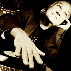 Chris Currie presents