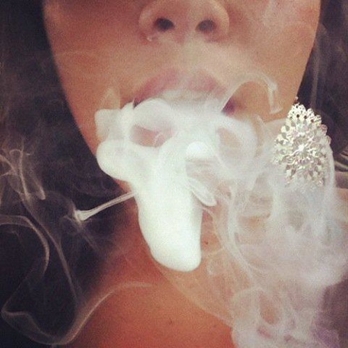 Сигаретный дым изо рта. Дым изо рта. Ты дымом проникаешь в мой организм. Девушка в дымке. Лицо в дыму.