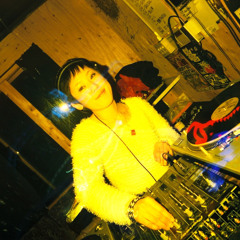 DJ   L