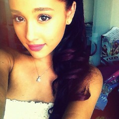 Ariana Grande      ***