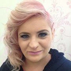 Medium Amanda Hyland