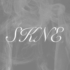 SKNE.