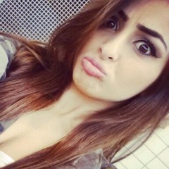 سافرت وعيوني على الهاتف تنام~.