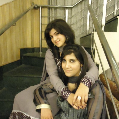 Sanu ek pal chein nah avay ;)