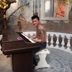 Câụ Bé Mải Chơi