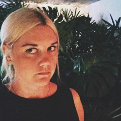 natasha-elyse-hugeback