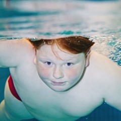 DickerJungeAmBeckenrand